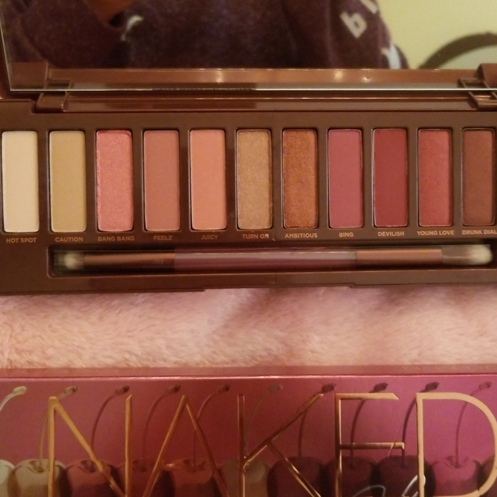Urban Decay Naked Cherry eyeshadow - Picture 2 of 4